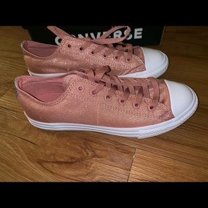 sparkly rose pink converse low tops!